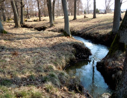 Anunds hög omgiven av en bäck kr