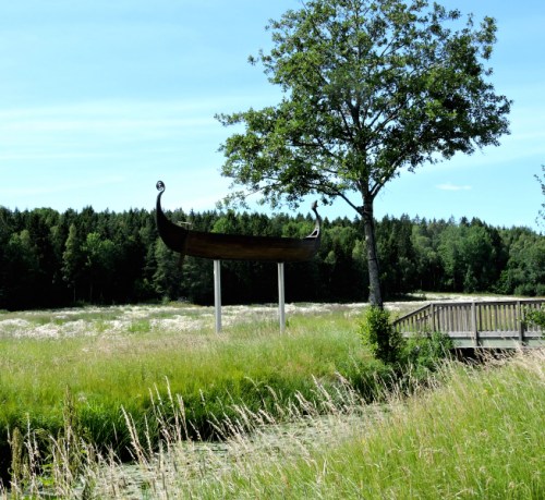 Ån och vikingabåten kr