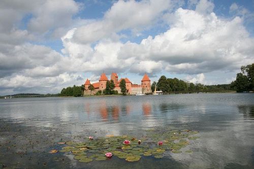 700px-Trakai_castle_in_summer