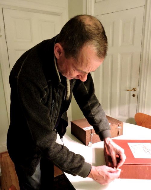 Glenn knyter upp kasetterna