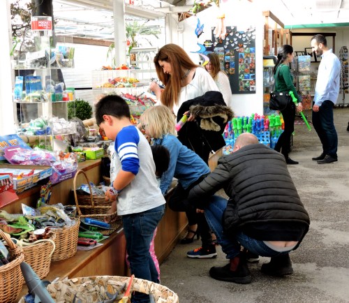 I havet av färggranna prylar