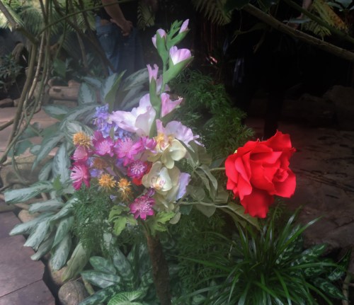 Konstgjorda blommor på fjärilarnas matbord