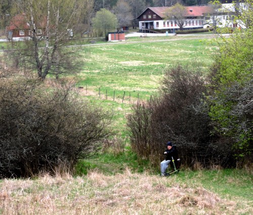 Lasse stannade nedanför kullen