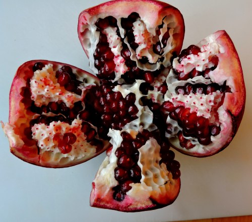 Granatäpple till hälften tömt