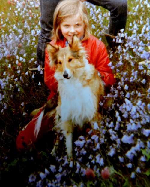 Karin och Topsy på sandkullen i Vallbo
