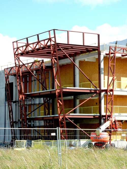 Vid ån Digiplex lutande ställningar varför